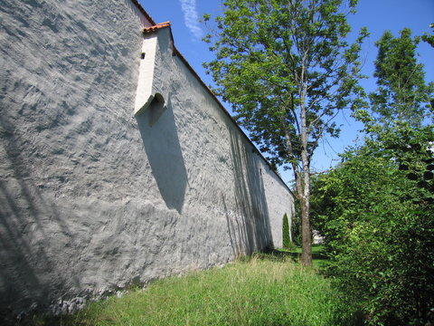weiße Stadtmauer in Füssen