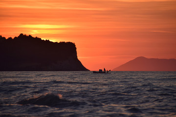 Abendrot bei Sonnenuntergang mit Fischerboot