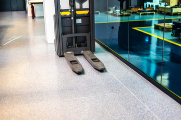 Obraz premium Gabelstapler / Gabelhubwagen steht in der Fabrik