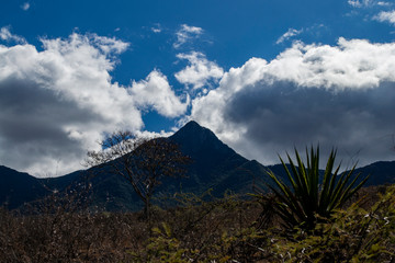 montaña con nubes