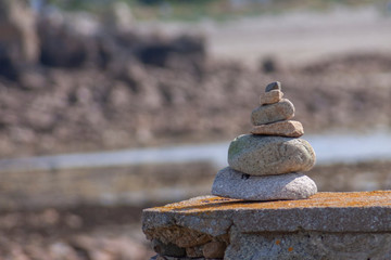 Steinmaennchen an der Côte de Granit Rose