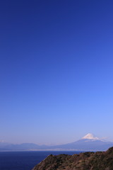 富士山が見える冬の海景色