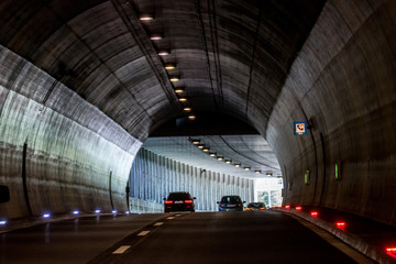 Fahrt durch einen Autobahn Tunnel