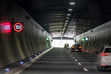Fahrt durch einen Autobahn Tunnel