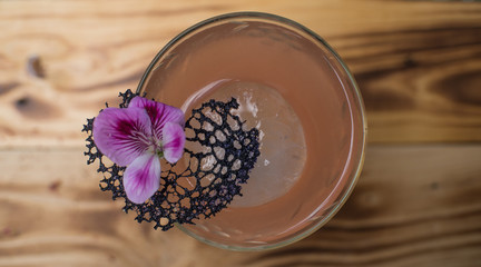Cocktail mit Strohhalm und Blume