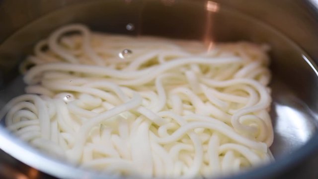 うどんを茹でる
