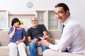 Obraz premium Staruszkowie odwiedzający lekarza psychiatrę