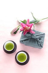 Obraz na płótnie Canvas 百合と風呂敷包みと緑茶