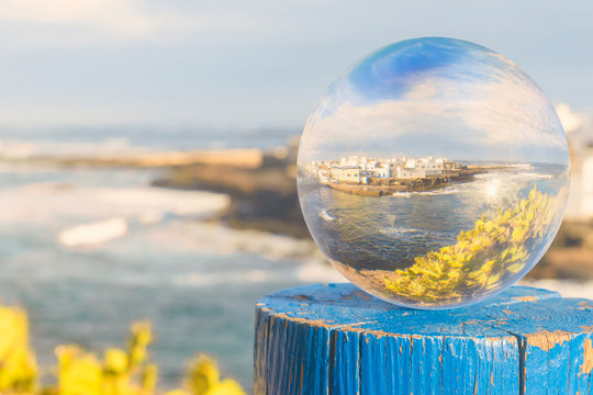 alter Fischerhafen von El Cotillo auf Fuerteventura fotografiert durch eine Glaskugel