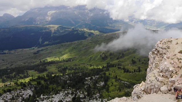 Wundersch&ouml;ne Panorama Dronen Aufnahme &uuml;ber den Gipfeln und Wolken der Dolomiten in Italien beim Wandern aufgenommen in 4k