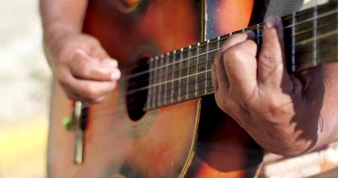perona tocando la guitarra