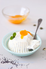 Mohn- Panna cotta mit Aprikosenpüree 