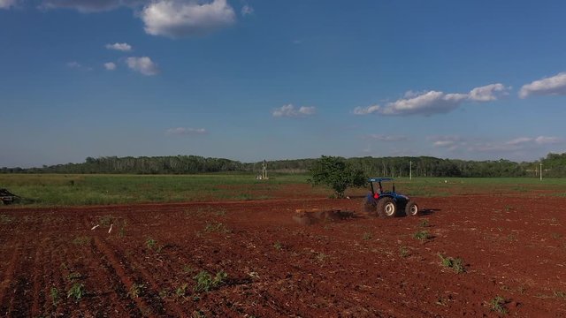 Tractor arando la tierra para la cosecha