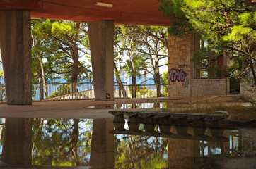 Opuszczony budynek nad morzem