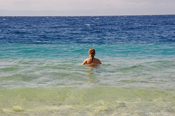 Dziewczyna kąpiąca się w morzu Adriatyckim