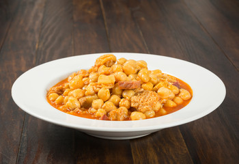 Garbanzos con callos de ternera