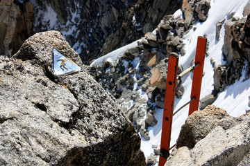 Obraz premium Everyone needs a little help: Ladder to the top of the Aiguille du Midi in the Mont Blanc massif in France