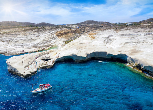 Luftaufnahme des beliebten Sarakiniko Strandes auf Milos mit den einzigartigen Kreidefelsen und t&uuml;rkisem Meer, Kykladen, Griechenland 