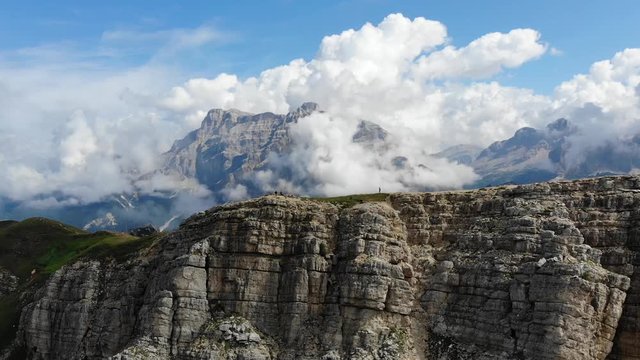 Wundersch&ouml;ne Panorama Dronen Aufnahme &uuml;ber den Gipfeln und Wolken der Dolomiten in Italien beim Wandern aufgenommen in 4k