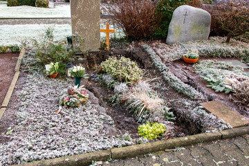 Abgesackte Grabfläche im Winter