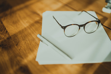 Brille mit Stift und Papier
