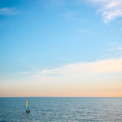 voilier coloré sur la mer