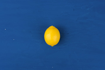 Zitrone auf klassischem blauem Hintergrund, Draufsicht
