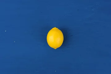 Zitrone auf klassischem blauem Hintergrund, Draufsicht © fotofabrika