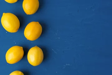 Zitrone auf klassischem blauem Hintergrund, Draufsicht © fotofabrika