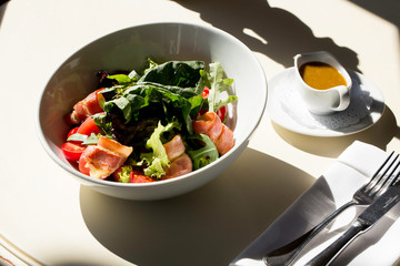 ham and arugula vegetable restaurant salad