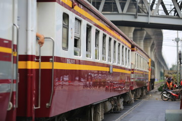 Obraz premium speed retro old train pass through the city in Thailand Bangkok cityscape