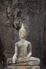 Fototapeta na wymiar The image of the Buddha statue in Buddhism which is an ancient artifact