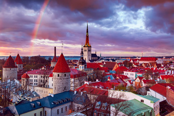 Obraz premium Widok na Tallinn o zachodzie słońca