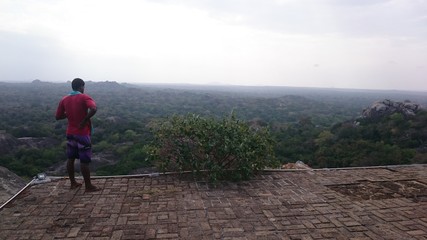 Naklejka premium Man enjoys the view of the endless landscape