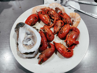 Cangrejos de río, ostras y langostinos