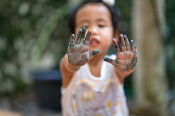 123RF.com Little girl with dirty hands. outdoors. child with dirty hands