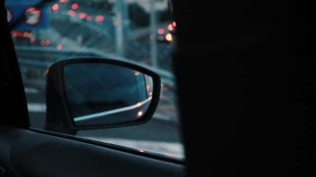 Espejo retrovisor en la carretera coche