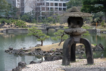 旧芝離宮恩賜庭園の石灯籠のある池の風景