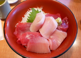まぐろ丼