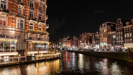Fototapeta na wymiar canal in amsterdam at night