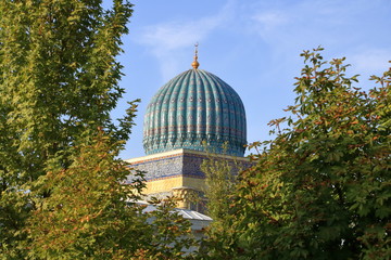 Fototapeta premium Turquoise dome,the portal,the mausoleum of Imam al Bukhari in Samarkand, Uzbekistan