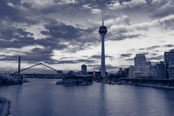 Obraz premium various modern high-rise buildings are located in Düsseldorf's MediaHafen