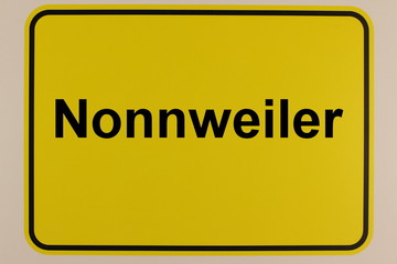 Grafische Darstellung des Ortseingangsschildes der Stadt Nonnweiler im Saarland