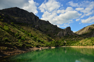 Fototapeta na wymiar turquoise lake between the mountains