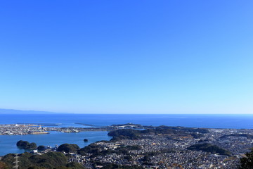 山頂から浦戸大橋を眺める　冬（高知県　鷲尾山）