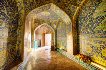 Fototapeta na wymiar Amazing vaulted arch passageway in Sheikh Lotfollah Mosque, Iran