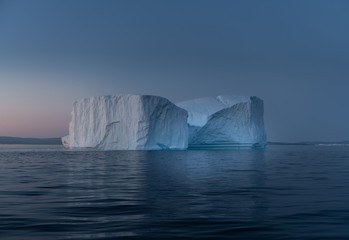 Fototapeta na wymiar Beautiful landscape with large icebergs 