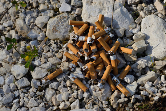 Weggeworfene Zigarettenkippen	