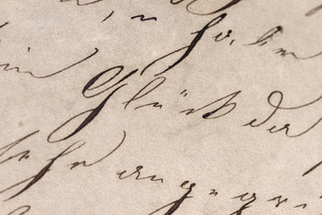 Historisches Schriftbild - Fokus auf dem Wort "Glück"