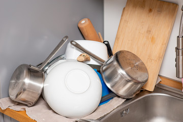 Abwasch steht in der Küche zum Trocknen auf einem Handtuch neben der Spüle